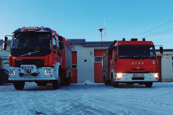 Strażacy z Mońek i Krypna pomogli osobie z przebitą stopą