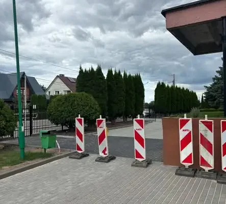 Wakacyjne inwestycje w Szkole Podstawowej w Jaświłach: nowe piece, chodnik i dach