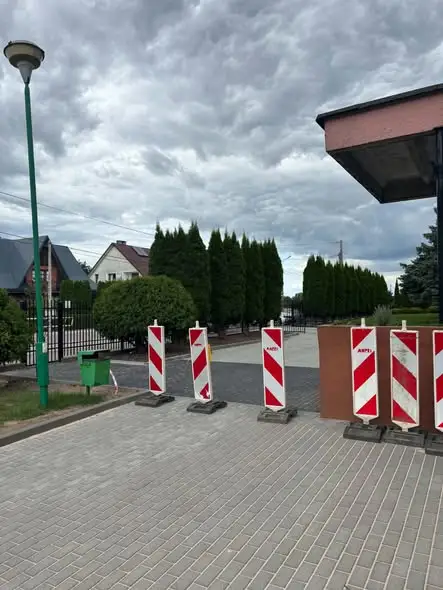 Wakacyjne inwestycje w Szkole Podstawowej w Jaświłach: nowe piece, chodnik i dach