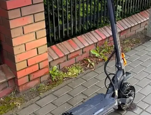 Kolejny wypadek z udziałem dziecka na hulajnodze w powiecie monieckim. Policja apeluje do rodziców