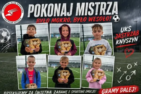 Młodzi piłkarze z UKS Jastrząb Knyszyn dzielnie walczyli w deszczu podczas „Pokonaj Mistrza”