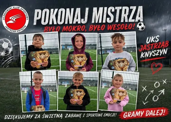 Młodzi piłkarze z UKS Jastrząb Knyszyn dzielnie walczyli w deszczu podczas „Pokonaj Mistrza”