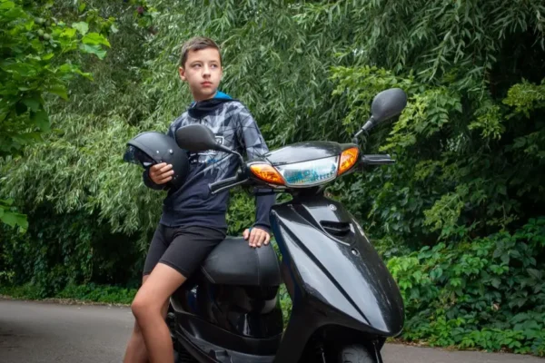 Dwa wypadki 14-latków na hulajnogach w powiecie monieckim – policja apeluje o ostrożność