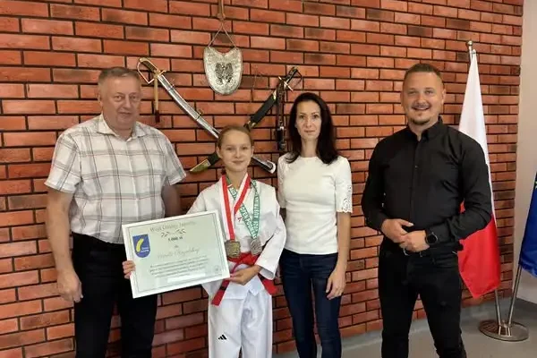 Amelia Rogalska z wizytą w Urzędzie Gminy Jaświły – sukcesy młodej taekwondzistki