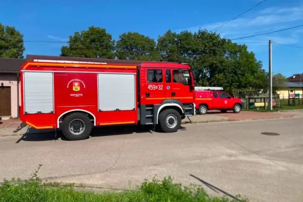 Iskrząca linia nad placem zabaw w Knyszynie – interwencja OSP