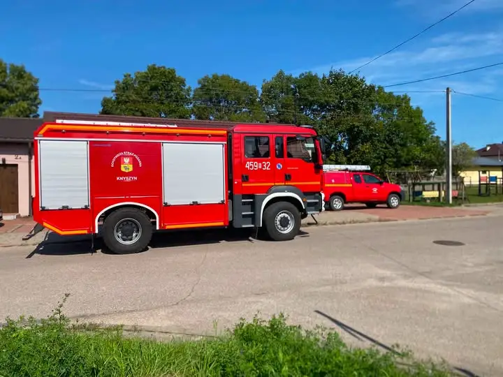 Iskrząca linia nad placem zabaw w Knyszynie – interwencja OSP