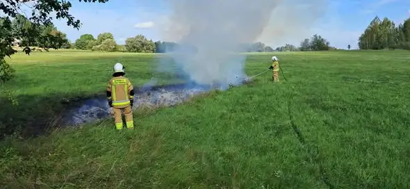 Pożar gałęzi przy drodze Knyszyn-Zamek – Zastocze. Interweniowała OSP Knyszyn