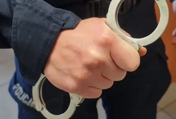 Policjant z Mońek zatrzymał poszukiwanego w czasie wolnym od służby