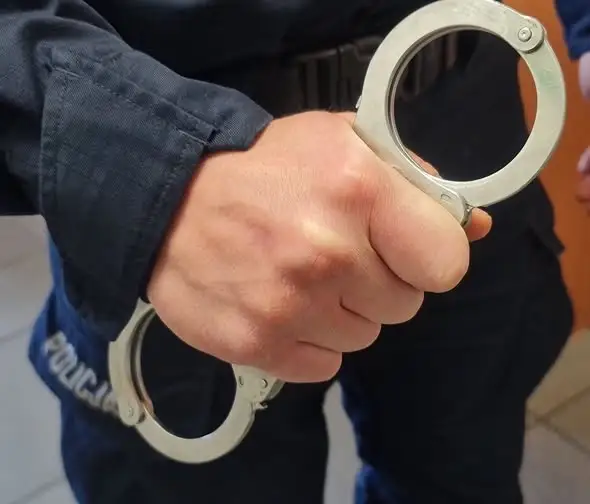 Policjant z Mońek zatrzymał poszukiwanego w czasie wolnym od służby