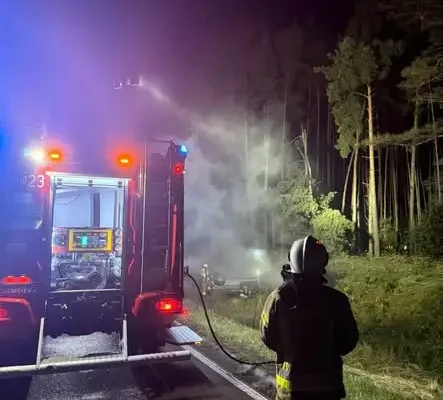 Dachowanie i pożar auta na DW671 między Krypnem a Tykocinem