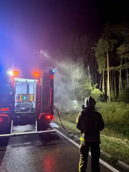 Dachowanie i pożar auta na DW671 między Krypnem a Tykocinem