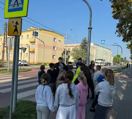 Policjanci z Mońków uczą dzieci bezpiecznej drogi do szkoły
