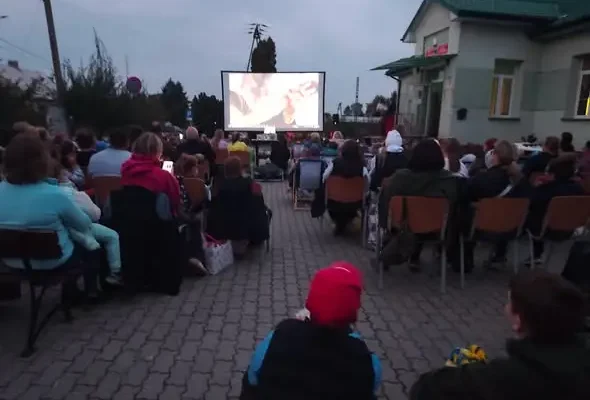 Finał projektu #WYLOGOWANI w Krypnie – wzruszająca premiera reportażu i kino plenerowe
