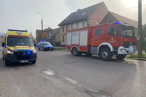 Interwencja służb w Knyszynie: osoba poszkodowana na chodniku