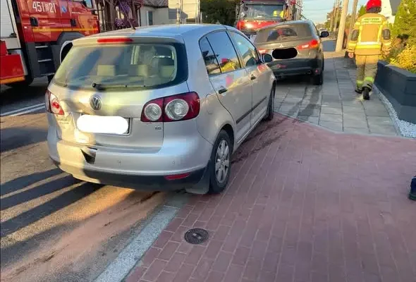 Kolizja na rondzie w Knyszynie – jedna osoba poszkodowana, jeden pas zablokowany