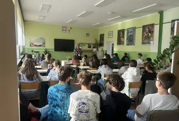 Policja w Mońkach uczy młodzież, jak przeciwdziałać przemocy rówieśniczej