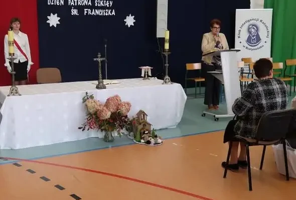Dzień Patrona w szkole w Trzciannem – wspomnienie św. Franciszka i wilka z Gubbio