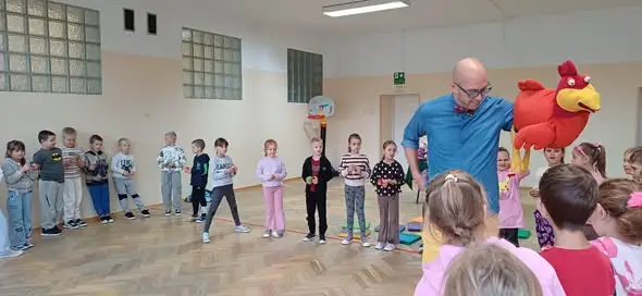 Pan Poeta rozbawił uczniów w Jaświłach. Spotkanie autorskie pełne humoru i mądrości
