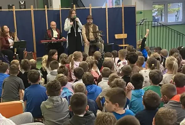 Uczniowie klas I–III odkrywali świat swingu i jazzu podczas audycji muzycznej