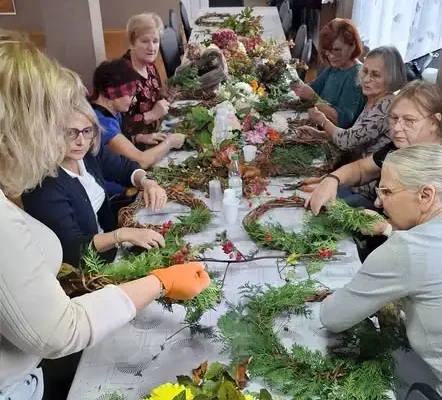 Jesienne warsztaty wiankowe w GOK Trzcianne – relacja z kreatywnego spotkania
