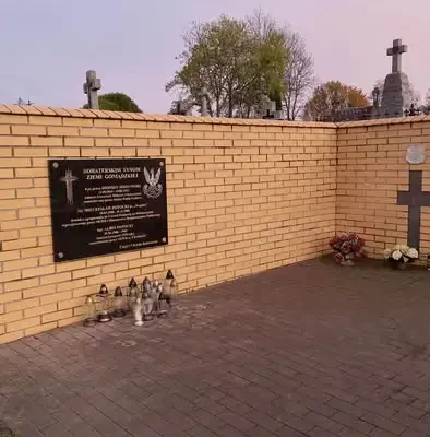 Uczniowie klasy VII b sprzątali groby poległych i nauczycieli