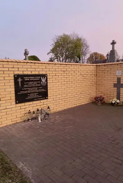 Uczniowie klasy VII b sprzątali groby poległych i nauczycieli