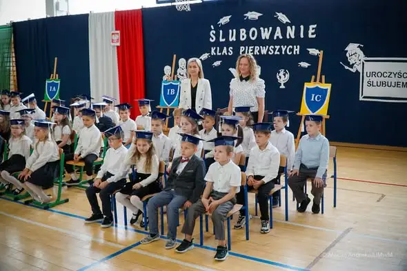 Ślubowanie pierwszaków w SP nr 1 w Mońkach – wyjątkowy dzień z udziałem burmistrza