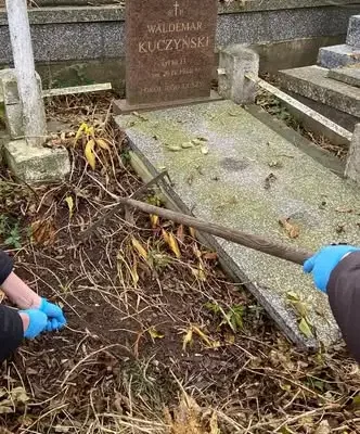 Uczniowie z Goniądza posprzątali kaplicę i groby tragicznie zmarłych kolegów