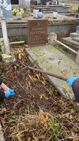 Uczniowie z Goniądza posprzątali kaplicę i groby tragicznie zmarłych kolegów