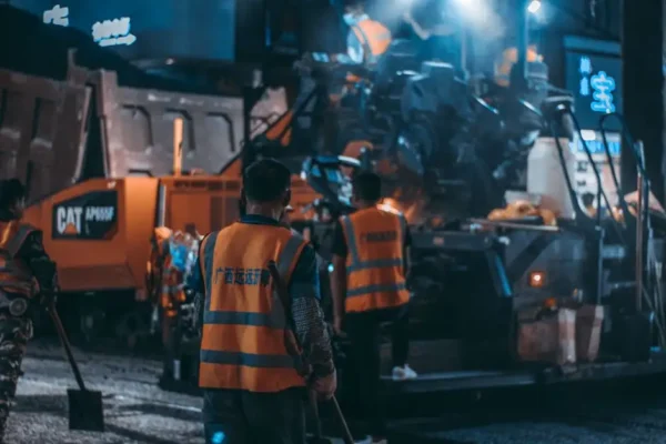 Pieszy bez odblasków na zakręcie z Hornostaj do Moniek. Policja apeluje o rozsądek
